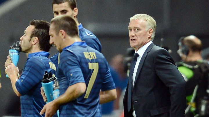 Comme ses derniers&nbsp;pr&eacute;decesseurs, Didier Deschamps n'a pas connu le go&ucirc;t de la victoire pour sa premi&egrave;re rencontre &agrave; la t&ecirc;te des Bleus. (FRANCK FIFE / AFP)