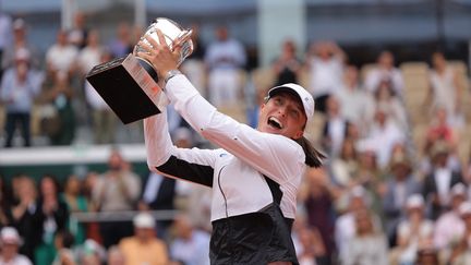 Iga Swiatek aux anges. La Polonaise a réussi un doublé sur terre battue et conservé son titre à Roland-Garros, au terme d'une finale à rebondissements (6-2, 5-7, 6-4) contre la Tchèque Karolina Muchova, le 10 juin. (THOMAS SAMSON / AFP)