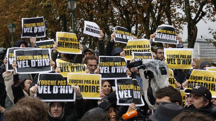 Des manifestants juifs dénoncent le rassemblement contre les racismes et l'extrême droite organisé par La France insoumise, le 12 novembre 2023, place des Martyrs-Juifs-du-Vélodrome-d’Hiver à Paris. (GEOFFROY VAN DER HASSELT / AFP)