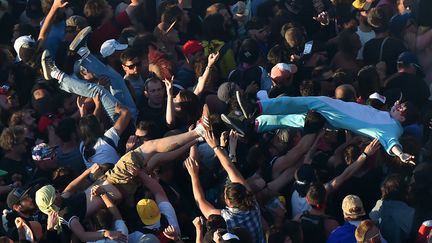 Amoureux de musique hissés sur la foule lors d'un concert du Hellfest (22 juin 2018)
 (Loïc Venance / AFP)