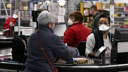 Des caissières équipées de masques et de gants dans un supermarché de Ludres, en&nbsp;Meurthe-et-Moselle. (ALEXANDRE MARCHI / MAXPPP)