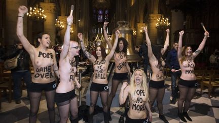 Des Femen &agrave; Notre-Dame de Paris, le 12 f&eacute;vrier 2013. (JOEL SAGET / AFP)