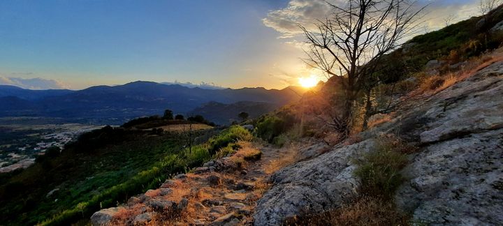 A 5 heures du matin, le soleil se lève à peine sur Calenzana quand les premiers randonneurs entament le début de leur long périple&nbsp;sur le GR 20.&nbsp; (BENJAMIN ILLY / RADIO FRANCE)