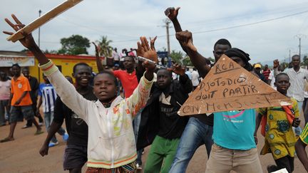 Des adolescents centrafricains r&eacute;clamant la d&eacute;mission du pr&eacute;sident&nbsp;Djotodia, le 10 d&eacute;cembre 2013 dans les rues de Bagui (Centrafrique).&nbsp; (SIA KAMBOU / AFP)