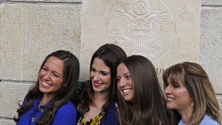 Des femmes posent devant la plaque de la nouvelle ambassade des Etats-Unis à Jérusalem, le 14 mai 2018. (MENAHEM KAHANA / AFP)