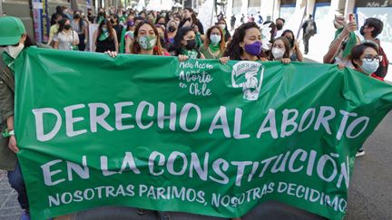 Des manifestantes brandissent une pancarte en faveur de l'inscription du droit à l'avortement dans la Constitution, à Santiago du Chili, le 28 septembre 2021. (PABLO VERA / AFP)