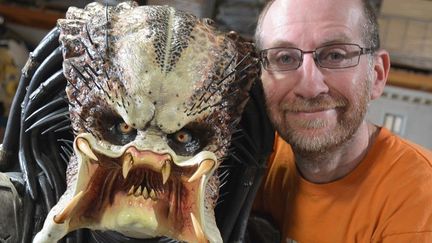 Gilles Penso avec le masque du Predator ssur le tournage du "Complexe de Frankenstein"
 (2015 FRENETIC ARTS. Tous droits réservés.)