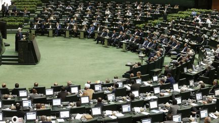 Le président Hassan Rohani face aux députés du Parlement iranien le 28 août. (ATTA KENARE / AFP)