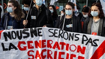 Rassemblement d'étudiants de l'Unef devant l'hôtel de Région Auvergne-Rhône-Alpes, à Lyon, après l'annonce d'aides supplémentaires pour les étudiants, le 23 février 2021. (NICOLAS LIPONNE / HANS LUCAS)