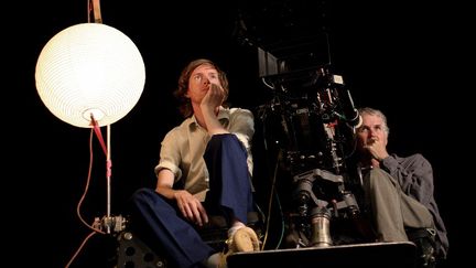 Wes Anderson sur le tournage de "La vie aquatique", en 2004. (PHILIPPE ANTONELLO / KOBAL)