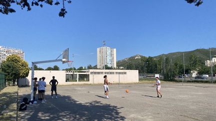 Dans le quartier de la Pomme à Marseille,&nbsp;malgré l'interdiction, les jeunes jouent au foot ou au basket, souvent en petits groupes, le 27 mai 2020. (FANNY LECHEVESTRIER / RADIO FRANCE)