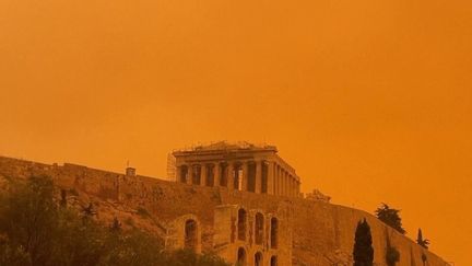 À Athènes, en Grèce, le ciel a pris une teinte orange.  En cause, une couche de sable provenant du Sahara, qui donne à la capitale l'apparence de la planète Mars.  Les autorités ont alerté sur les risques pour les personnes souffrant de problèmes respiratoires.