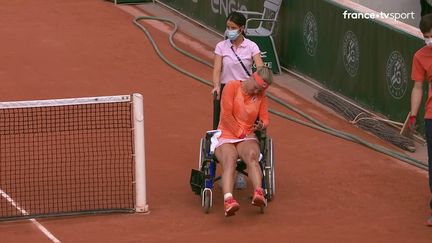 Kiki Bertens quitte le court n°14 sur un fauteuil roulant