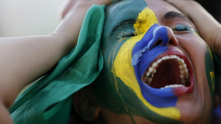 Une supportrice br&eacute;silienne r&eacute;agit &agrave; la d&eacute;route de son &eacute;quipe (1-7 contre l'Allemagne) en demi-finale du Mondial, &agrave; Brasilia, le 8 juillet 2014.&nbsp; (REUTERS   )