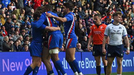 Après deux victoires sur ses deux premiers matchs, l’équipe de France est toujours en lice pour faire le Grand Chelem lors de ce Tournoi des Six Nations. Pour enchaîner, il faudra s’imposer en Écosse à l’occasion du premier déplacement des Bleus dans le Tournoi cette année.