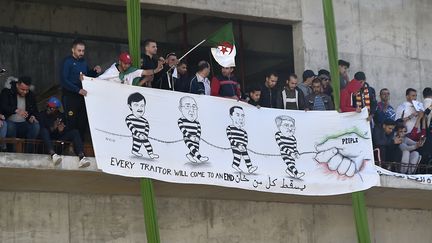 "Chaque traître connaîtra sa fin", indique une banderole, le 15 mars 2019, à Alger. (RYAD KRAMDI / AFP)