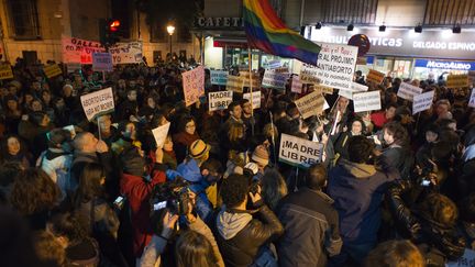 Des Espagnols manifestent &agrave; Madrid contre la loi anti-avortement adopt&eacute;e par le gouvernement, le 20 d&eacute;cembre 2013. (JAVIER SORIANO / AFP)