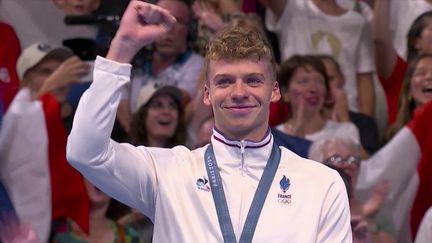 Léon Marchand : le champion olympique, "héros" des jeunes, de retour à la compétition (France 2)