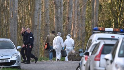 La police enqu&ecirc;te sur le lieu de la d&eacute;couverte du corps d'une fillette, dans un bois de Calais (Pas-de-Calais), le 15 avril 2015. (PHILIPPE HUGUEN / AFP)