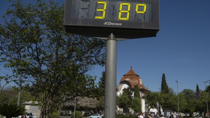 Un thermomètre de rue affichant 39 degrés à Séville (Espagne), le 24 avril 2023. (JORGE GUERRERO / AFP)