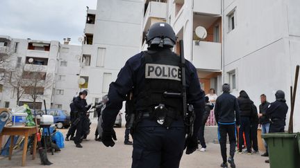 Un contrôle de police, à la recherche de drogue et d'armes, dans le quartier de Bassens, à Marseille, le 12 janvier 2012. (GERARD JULIEN / AFP)