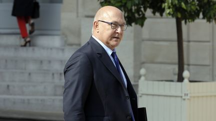 Le ministre des Finances, Michel Sapin, quitte l'Elys&eacute;e, le 10 septembre 2014, &agrave; Paris. (PATRICK KOVARIK / AFP)