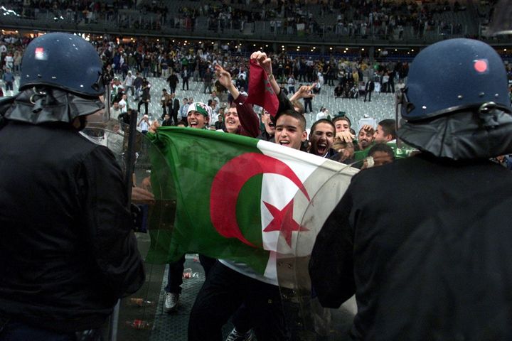 Les forces de l'ordre essayent de contenir les supporters sur le terrain.&nbsp; (OLIVIER MORIN / AFP)