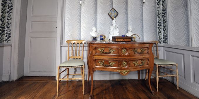 Pièces du mobilier de Valéry Giscard d&#039;Estaing à Varvasse (21/9/2012)
 (Thierry Zoccolan / AFP)