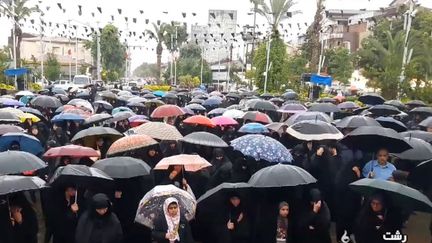 La télévision iranienne diffuse des images de la foule en deuil après la mort du président Ebrahim Raïssi. (CAPTURE D'ECRAN IRINN / FRANCEINFO)