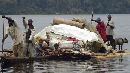 24 août 2010, une pirogue traverse la rivière Ruki à Balongo, en République démocratique du Congo. (PAUL-RICHARD MALENGELA / HANDOUT)