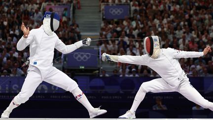 Paul Allègre aux prises avec le Tchèque Jakub Jurka lors du match pour la médaille de bronze, en finale du tournoi olympique masculin de l'épée par équipes des Jeux de Paris, le 2 août 2024. (FRANCK FIFE / AFP)