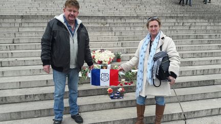 Rodgers et Pascale, le 9 janvier 2018, sur les marches de la Madeleine à Paris. Ce couple de fans de Johnny Hallyday est venu de Vias dans l'Hérault. (SANDRINE ETOA-ANDEGUE / RADIO FRANCE)