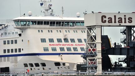 Un ferry de SeaFrance &agrave; quai &agrave; Calais (Pas-de-Calais), le 31 d&eacute;cembre 2011.&nbsp; (PHILIPPE HUGUEN / AFP)