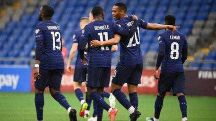 Ousmane Dembélé et Anthony Martial après l'ouverture du score du premier nommé contre le Kazakhstan. (FRANCK FIFE / AFP)