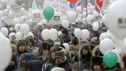 Des manifestanst d'opposition d&eacute;filent dans le centre de Moscou (Russie) le 4 f&eacute;vrier 2012. (DENIS SINYAKOV / REUTERS)