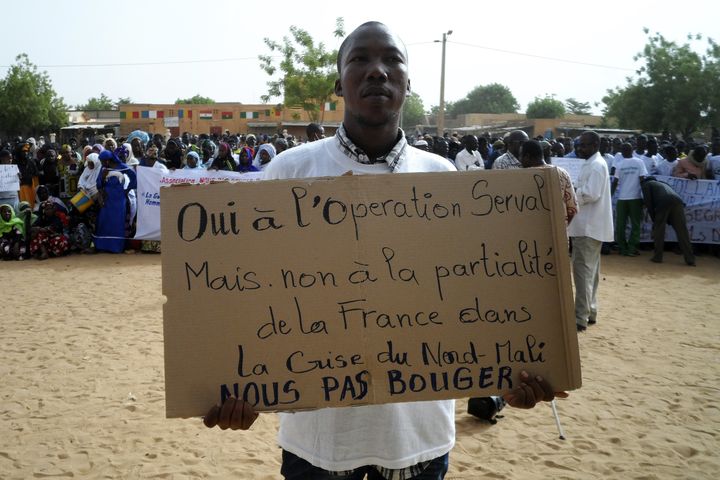 Un homme tient une pancarte &agrave; Gao, lors d'une manifestation pour exiger la prise de Kidal, le 30 mai 2013. (REUTERS)