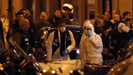 Des agents de la police scientifique après l'attaque au couteau survenue dans le quartier de l'Opéra, dans le 2e arrondissement de Paris, le 12 mai 2018. (THIBAULT CAMUS / AP / SIPA)