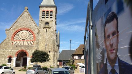 Une affiche officielle d'Emmanuel Macron, près du bureau de vote du Touquet (Pas-de-Calais). (ILAN CARO / FRANCEINFO.FR)