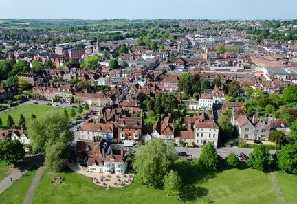 Le centre-ville de Salisbury photographié depuis le sommet de la cathédrale, le 15 mai 2018. (YANN THOMPSON / FRANCEINFO)