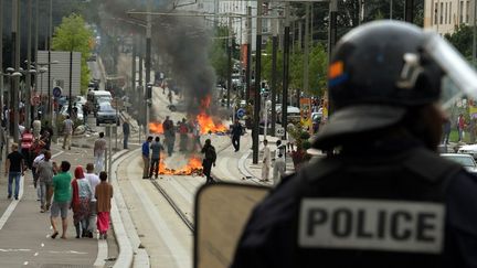 Heurts entre manifestants et forces de l'ordre, le 20 juillet 2014 &agrave; Sarcelles (Val-d'Oise). (PIERRE ANDRIEU / AFP)