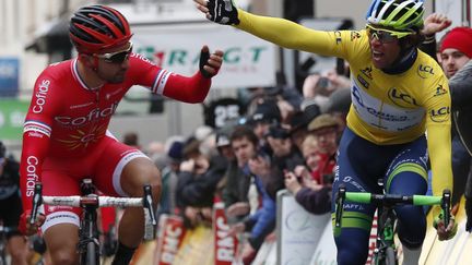 Nacer Bouhanni et Michael Matthews après la ligne d'arrivée (KENZO TRIBOUILLARD / AFP)