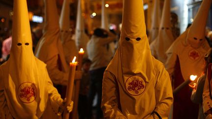 Chaque confr&eacute;rie a son costume caract&eacute;ristique, compos&eacute; d'une tunique, une cape, une ceinture et le fameux capirote, un chapeau conique masquant le visage. (HARRY ENGELS / GETTY IMAGES)