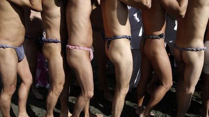 1er janvier 2015 à Oiso, à l'est de la ville de Tokyo (Japon). Des Japonais en tenue traditionnelle «fundoshi», lors d'une cérémonie au bord de la mer à l'occasion de la nouvelle année. 
 (REUTERS/Yuya Shino)