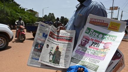 Un homme vend des journaux dans une rue de Ouagadougou, le 5 octobre 2022. (ISSOUF SANOGO / AFP)