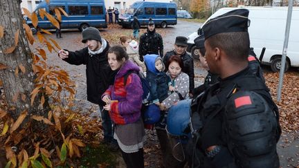 Les forces de l'ordre ont commenc&eacute; l'&eacute;vacuation d'un squat dans une ancienne maison de retraite &agrave; Pac&eacute; (Ille-et-Vilaine), pr&egrave;s de Rennes, mardi 27 novembre &agrave; 6 heures. Quelque 250 demandeurs d'asile sont install&eacute;s depuis le 4 mai dans ce b&acirc;timent "r&eacute;quisitionn&eacute;" par l'association Droit au logement (DAL). (THOMAS BREGARDIS / AFP)