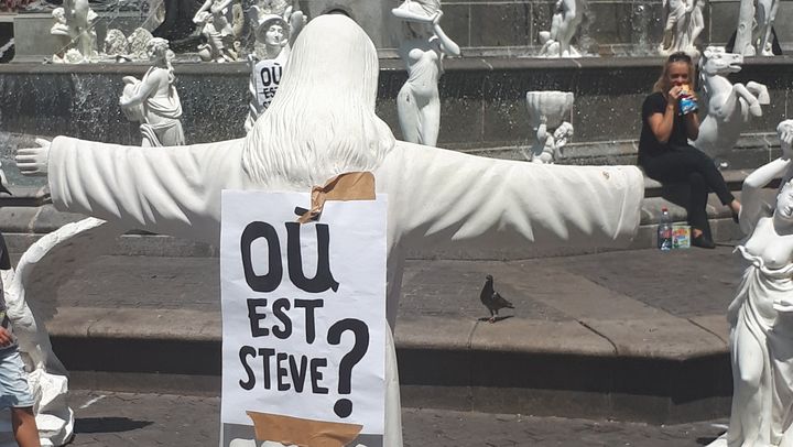 Des affiches posées sur des statues place Royale à Nantes, un&nbsp;mois après la disparition de Steve lors de la Fête de la musique, dans la nuit du 21 au 22 juin. (BENJAMIN MATHIEU / RADIO FRANCE)