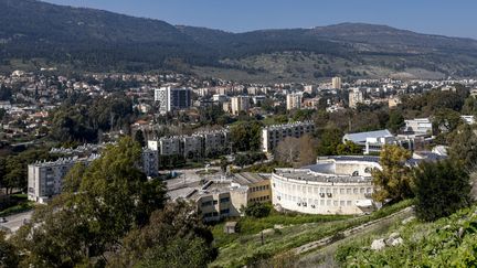 La ville de Kiryat Shmona, dans le nord d'Israël, près de la frontière libanaise, le 11 février 2024. Photo d'illustration. (JALAA MAREY / AFP)