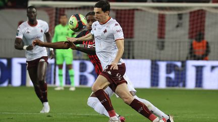 Le Messin Vincent Pajot au contact avec Pablo Rosario lors du match de Ligue 1 entre Nice et Metz, à l'Allianz Riviera, le 27 novembre 2021. (VALERY HACHE / AFP)