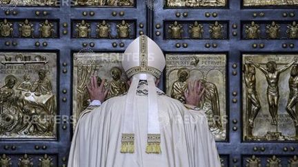 Le pape François ouvre la Porte Sainte à l'occasion de l'ouverture de l'Année Sainte catholique (Jubilé), dans la basilique Saint-Pierre, au Vatican, le 8 décembre 2015.