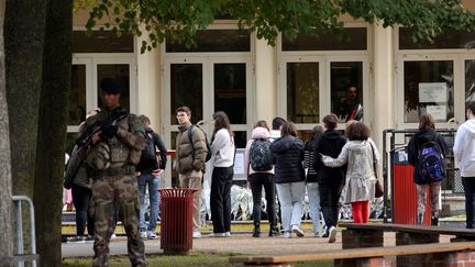 Les élèves du lycée Gambetta à Arras (Pas-de-Calais), regagnent l'établissement le 16 octobre 2023. (DENIS CHARLET / AFP)